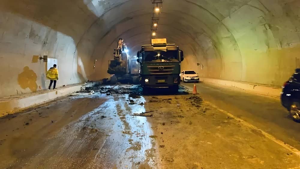 滬昆高速梧桐隧道貨車引發(fā)交通事故，致車輛燃燒2人死亡 視頻記錄事發(fā)瞬間